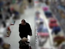 Chcieli „złapać” bohaterów gier, a wpadli w oko drogeryjnym kamerom. Olsztyńska policja szuka sprawców kradzieży [WIDEO]