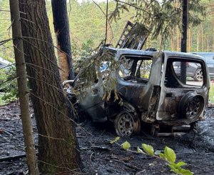 Tragiczny poranek pod Miłomłynem. Auto uderzyło w drzewo i stanęło w ogniu. Nie żyje 36-latek