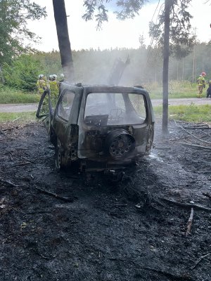 Tragiczny poranek pod Miłomłynem. Auto uderzyło w drzewo i stanęło w ogniu. Nie żyje 36-latek