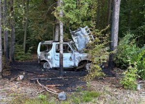 Tragiczny poranek pod Miłomłynem. Auto uderzyło w drzewo i stanęło w ogniu. Nie żyje 36-latek
