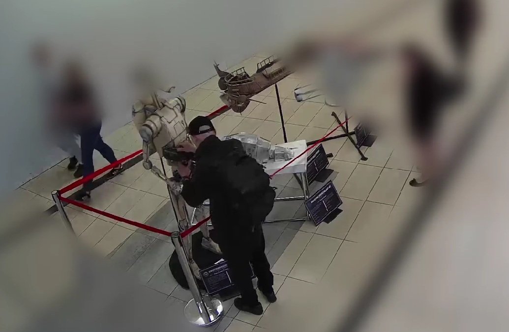 Olsztyn. Pod okiem kamer "dobierał się" do robota w galerii. Policja szuka fana kosmicznego uniwersum [WIDEO]