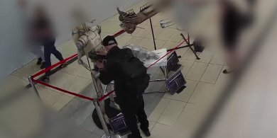 Artykuł: Olsztyn. Pod okiem kamer "dobierał się" do robota w galerii. Policja szuka fana kosmicznego uniwersum [WIDEO]