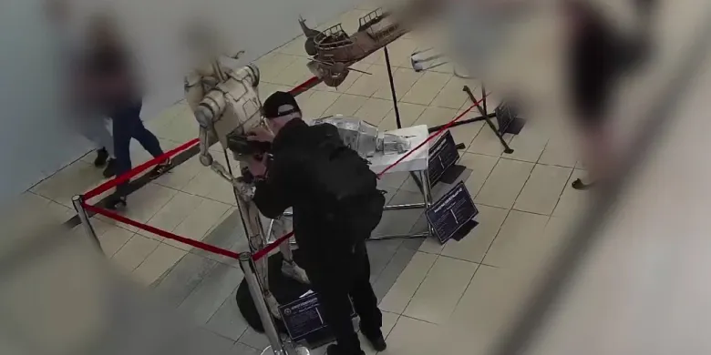Olsztyn. Pod okiem kamer "dobierał się" do robota w galerii. Policja szuka fana kosmicznego uniwersum [WIDEO]