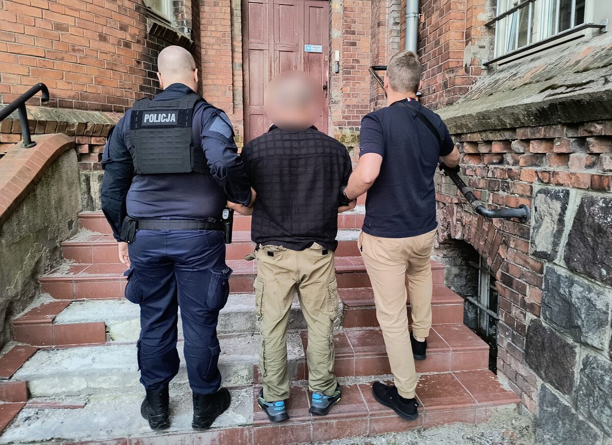 Poszukiwany 45-latek miał pecha. Poszedł na Stare Miasto i trafił na policjantów... po służbie