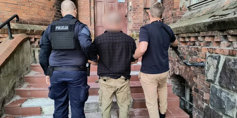 Poszukiwany 45-latek miał pecha. Poszedł na Stare Miasto i trafił na policjantów... po służbie
