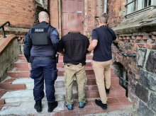 Poszukiwany 45-latek miał pecha. Poszedł na Stare Miasto i trafił na policjantów... po służbie