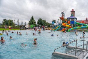Nowa, biletowana atrakcja w Mikołajkach. Baseny pod chmurką mają przyciągnąć mieszkańców i turystów