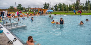Artykuł: Nowa, biletowana atrakcja w Mikołajkach. Baseny pod chmurką mają przyciągnąć mieszkańców i turystów
