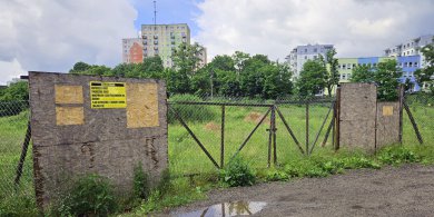 Artykuł: Sprzedaż lokali „wkrótce”, budowy wciąż nie widać. Co się dzieje z inwestycją przy ul. Cichej? [ZDJĘCIA]