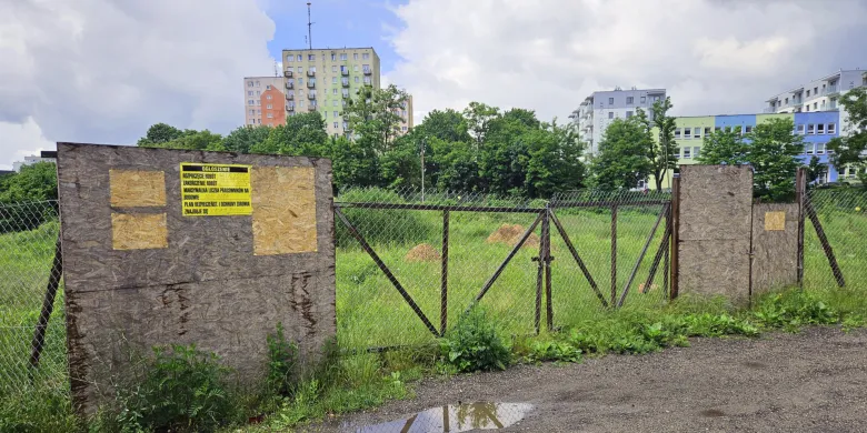 Sprzedaż lokali „wkrótce”, budowy wciąż nie widać. Co się dzieje z inwestycją przy ul. Cichej? [ZDJĘCIA]
