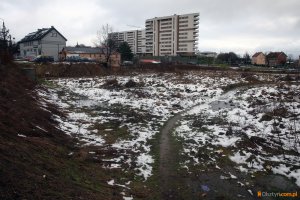 Sprzedaż lokali „wkrótce”, budowy wciąż nie widać. Co się dzieje z inwestycją przy ul. Cichej?