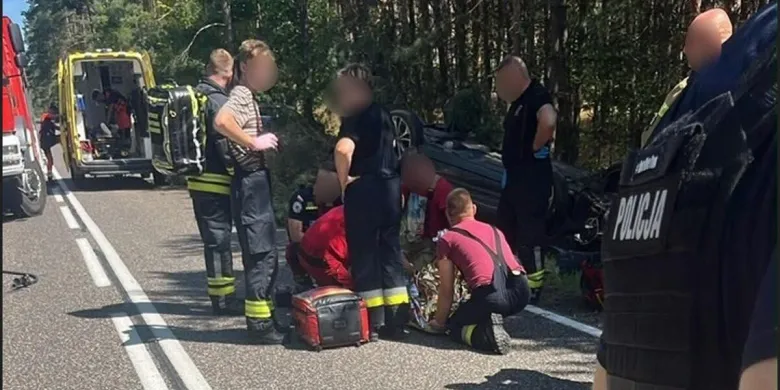 Wyprzedzanie zakończyło się dachowaniem. Trzy osoby poszkodowane w wypadku pod Olsztynkiem
