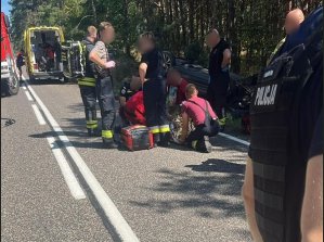 Gm. Olsztynek. Citroen dachował przy próbie wyprzedzania. Trzy osoby trafiły do szpitali