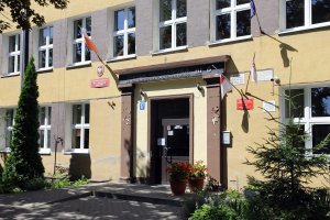 Ściana SP6 w Olsztynie znów stała się „płótnem”. Artysta, Bartek Świątecki wrócił z nowym muralem [ZDJĘCIA, WIDEO]