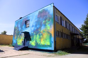 Ściana SP6 w Olsztynie znów stała się „płótnem”. Artysta, Bartek Świątecki wrócił z nowym muralem [ZDJĘCIA, WIDEO]