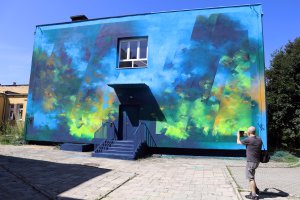 SP6 w Olsztynie znów ma swoją wizytówkę. Artysta, Bartek Świątecki wrócił z nowym muralem