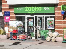 Sieć sklepów Żabka trafi pod kontrolę zagranicznego giganta. Co to oznacza dla klientów i franczyzobiorców?