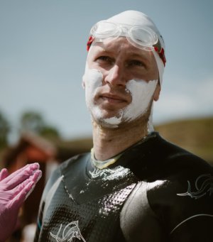 Bartek Kubkowski przepłynął Bałtyk wpław. 31-latek z Giżycka wspierał Cancer Fighters