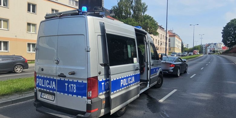 Artykuł: Kolizja na ul. Niepodległości w Olsztynie. W rozbitym Mercedesie znajdowała się ciężarna kobieta