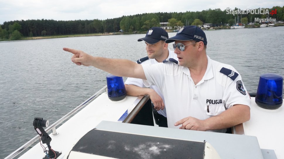 Biskupiec. Płynął motorówką po alkoholu. 38-latek wpadł na jeziorze Dadaj
