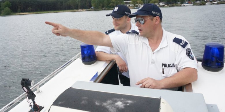 Artykuł: Biskupiec. Płynął motorówką po alkoholu. 38-latek wpadł na jeziorze Dadaj