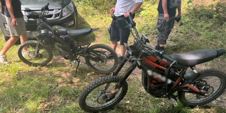 Gm. Gietrzwałd. 14-latkowie bez uprawnień kierowali motorowerami. Rodzice dostali mandaty, sprawa trafi do sądu