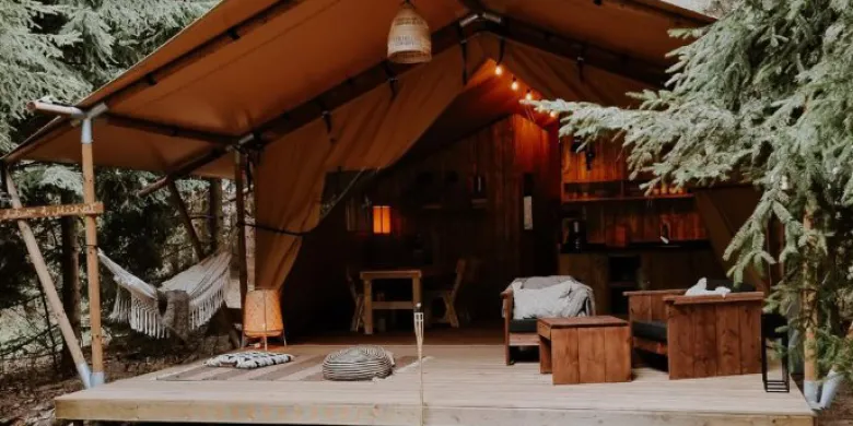 "Glampingi" znanych osób na Warmii i Mazurach. Ceny mogą szokować?
