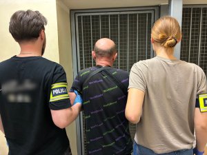 Znaleźli kartę płatniczą i ruszyli na „zakupy marzeń”. Teraz 46- i 58-latek mogą trafić za kraty na 10 lat