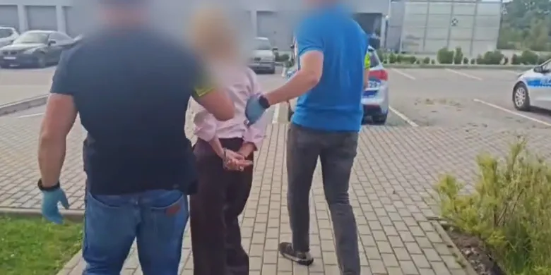 Klienci zaufali 50-latce, a ona przywłaszczyła setki tys. zł? 13 zarzutów dla pracownicy jednego z banków
