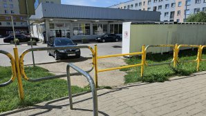 Przez lata klienci przechodzili tu "na dziko". Między Biedronką a Społem przy ul. Jagiellońskiej powstaną schody i chodnik