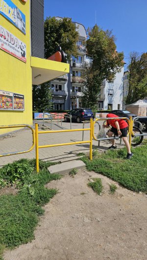Przez lata klienci przechodzili tu "na dziko". Między Biedronką a Społem przy ul. Jagiellońskiej powstaną schody i chodnik
