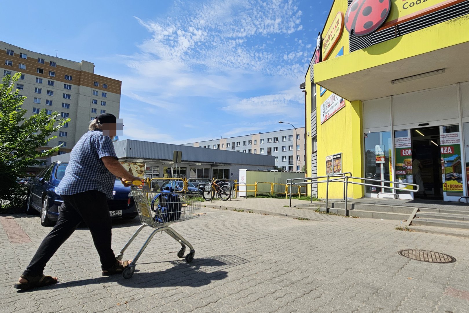 Przez lata klienci przechodzili tu "na dziko". Między Biedronką a Społem przy ul. Jagiellońskiej powstaną schody i chodnik [ZDJĘCIA]