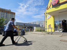Przez lata klienci przechodzili tu "na dziko". Między Biedronką a Społem przy ul. Jagiellońskiej powstaną schody i chodnik [ZDJĘCIA]
