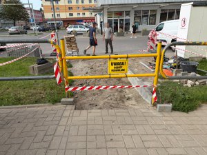 Przez lata klienci przechodzili tu "na dziko". Między Biedronką a Społem przy ul. Jagiellońskiej powstaną schody i chodnik