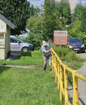 Przez lata klienci przechodzili tu "na dziko". Między Biedronką a Społem przy ul. Jagiellońskiej powstaną schody i chodnik