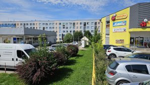 Przez lata klienci przechodzili tu "na dziko". Między Biedronką a Społem przy ul. Jagiellońskiej powstaną schody i chodnik