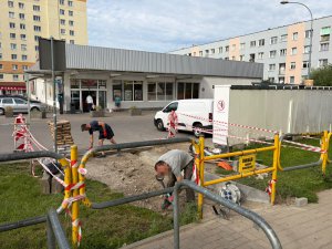 Przez lata klienci przechodzili tu "na dziko". Między Biedronką a Społem przy ul. Jagiellońskiej powstaną schody i chodnik