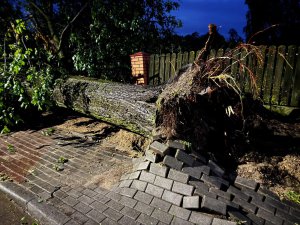 280 interwencji w regionie po przejściu burz. Grad wielkości jabłek i dramat na jeziorze