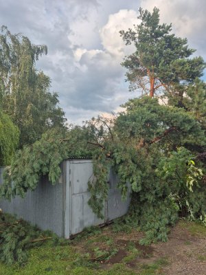 280 interwencji w regionie po przejściu burz. Grad wielkości jabłek i dramat na jeziorze