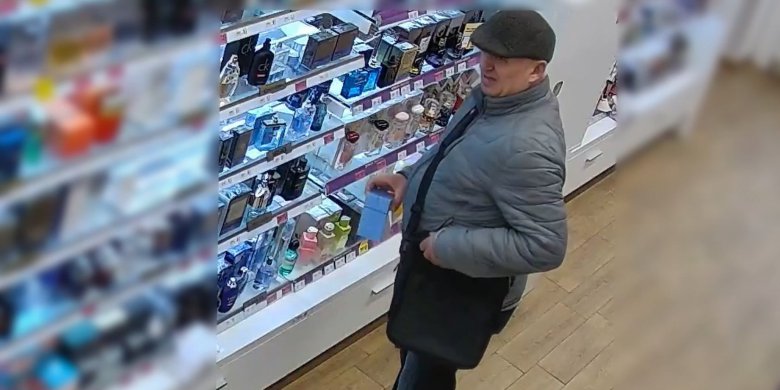Artykuł: Mężczyzna w sile wieku dwa razy okradł  drogerię Hebe na ul. Sielskiej w Olsztynie. Teraz szuka go policja [WIDEO]