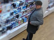 Mężczyzna w sile wieku dwa razy okradł  drogerię Hebe na ul. Sielskiej w Olsztynie. Teraz szuka go policja [WIDEO]
