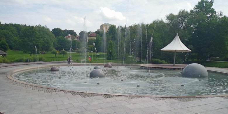 Artykuł: Zamiast wypadu na basen czy nad jezioro, postawili na ochłodę... w fontannie. Interweniowała straż miejska