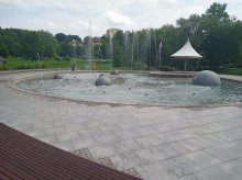 Zamiast wypadu na basen czy nad jezioro, postawili na ochłodę... w fontannie. Interweniowała straż miejska