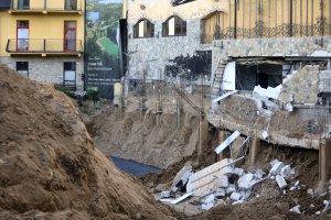 Ewakuacja 235 osób z obiektu noclegowego "Manor Hotel" na olsztyńskich Redykajnach. Usunęła się ściana [ZDJĘCIA, WIDEO]