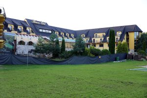 Ewakuacja 235 osób z obiektu noclegowego "Manor Hotel" na olsztyńskich Redykajnach. Usunęła się ściana [ZDJĘCIA, WIDEO]