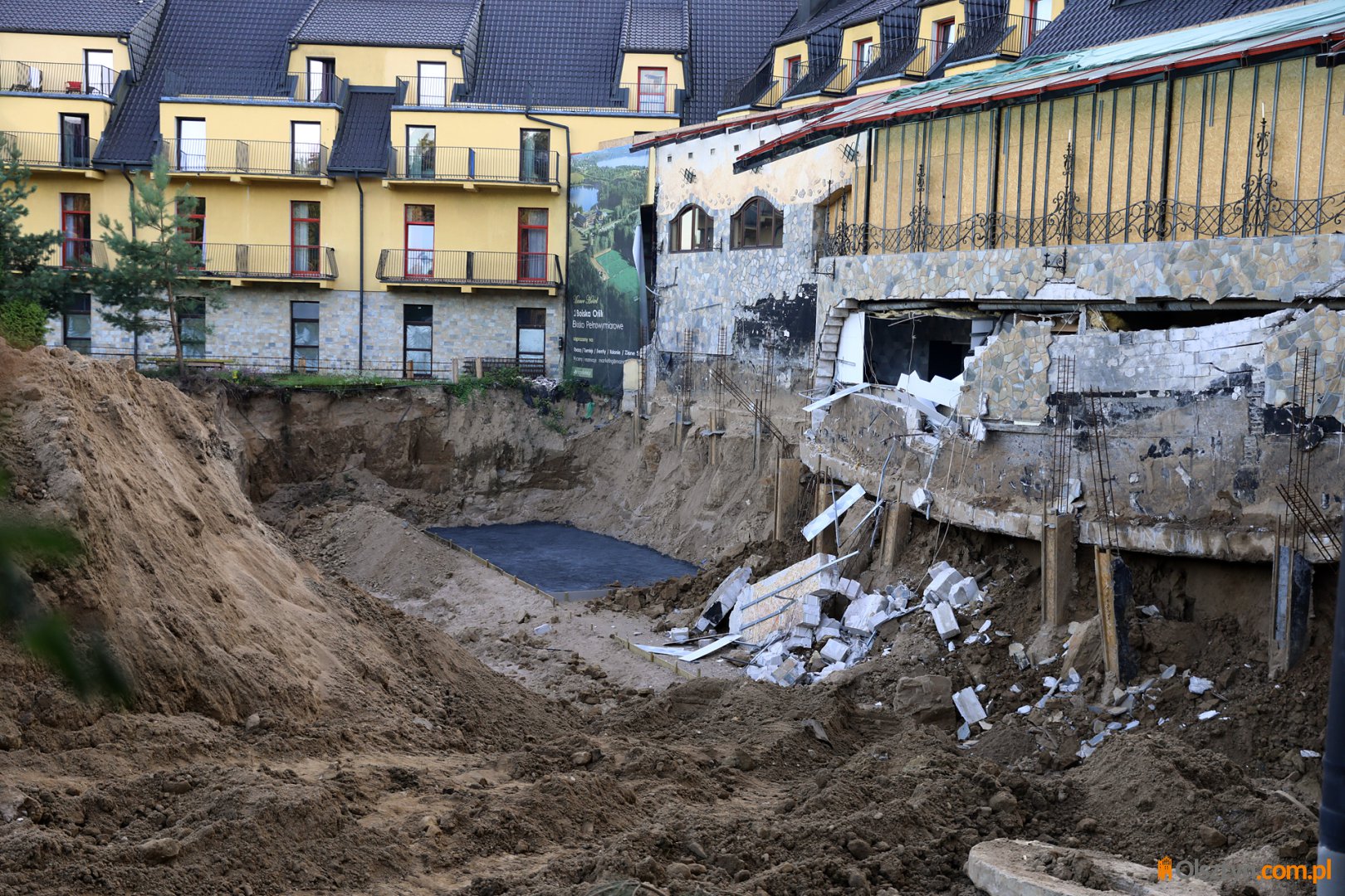 Ewakuacja 235 osób z obiektu noclegowego "Manor Hotel" na olsztyńskim Gutkowie. Usunęła się ściana [ZDJĘCIA, WIDEO]