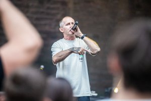 Dwie legendy polskiego rapu w Olsztynie. O.S.T.R. i Eldo rozbujali publiczność [ZDJĘCIA, WIDEO]