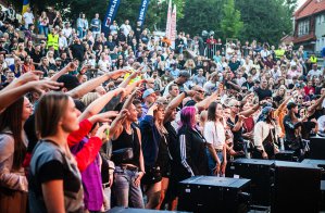 Dwie legendy polskiego rapu w Olsztynie. O.S.T.R. i Eldo rozbujali publiczność [ZDJĘCIA, WIDEO]