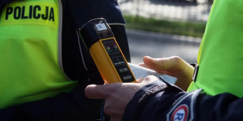 3 promile, jazda pod prąd i czołowe zderzenie. Mocny weekend na drogach powiatu olsztyńskiego