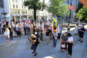 Hejt wobec Ukraińców narasta? Olsztyn odpowiada manifestacją. „To się nazywa rasizm” [ZDJĘCIA, WIDEO]